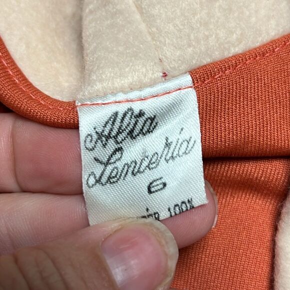Alta Lencería robe size 6 in like a rust and cream color - Picture 4 of 5